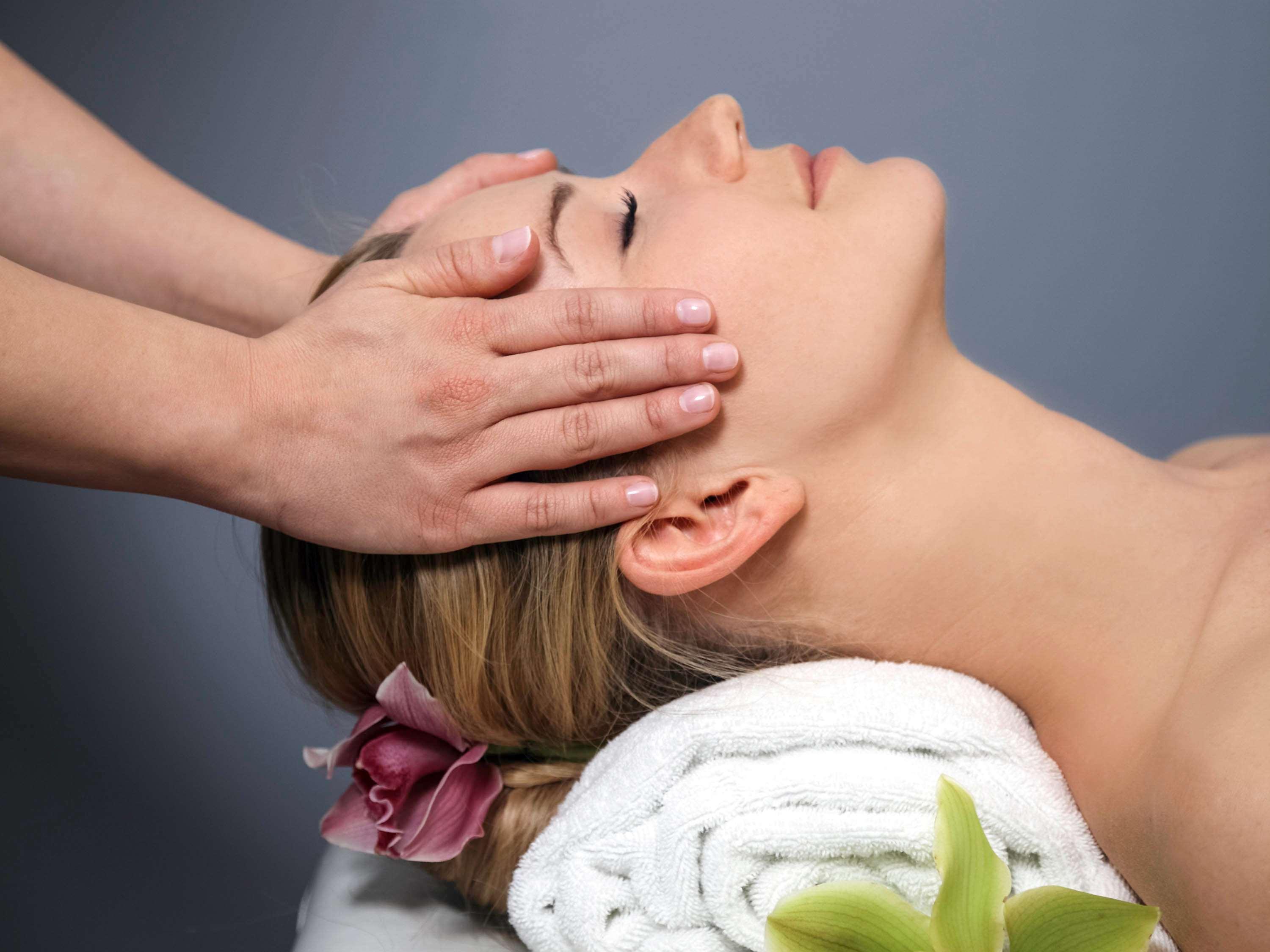 소피텔 그랜드 소폿 호텔 소포트 외부 사진 A woman receiving a head massage