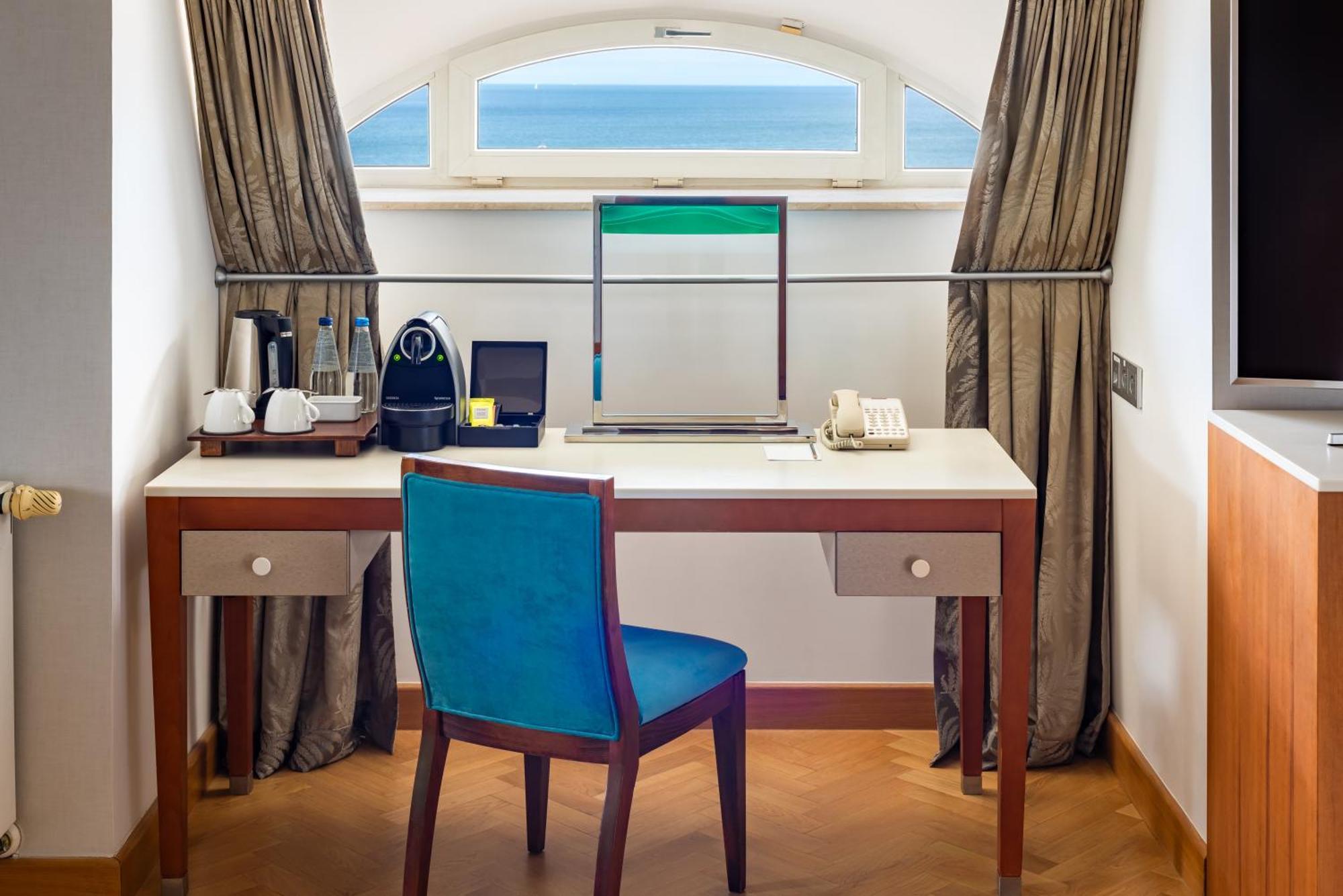 소피텔 그랜드 소폿 호텔 소포트 외부 사진 A work desk in a hotel room