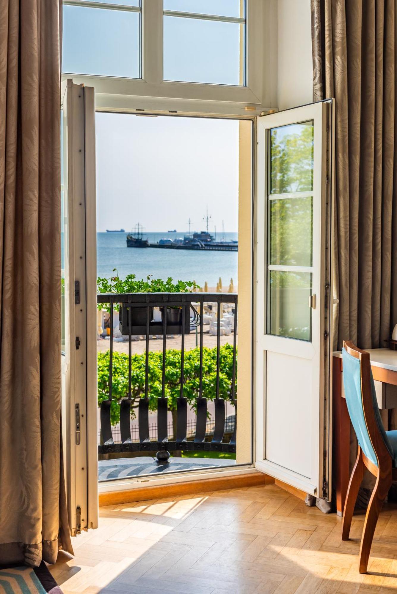 소피텔 그랜드 소폿 호텔 소포트 외부 사진 A view of the sea from a hotel room