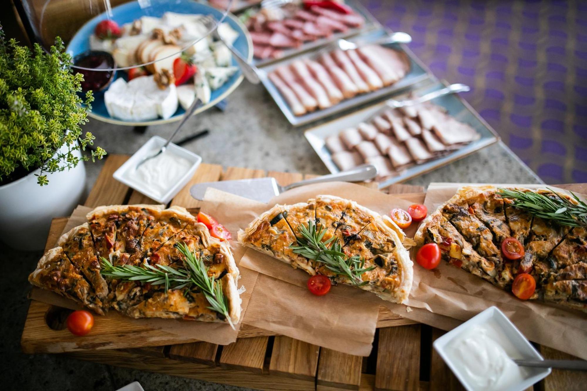 소피텔 그랜드 소폿 호텔 소포트 외부 사진 A selection of food at a buffet
