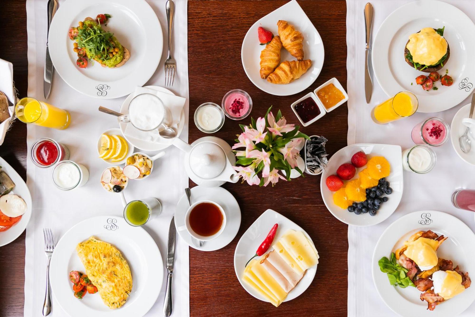 소피텔 그랜드 소폿 호텔 소포트 외부 사진 A breakfast table at the hotel