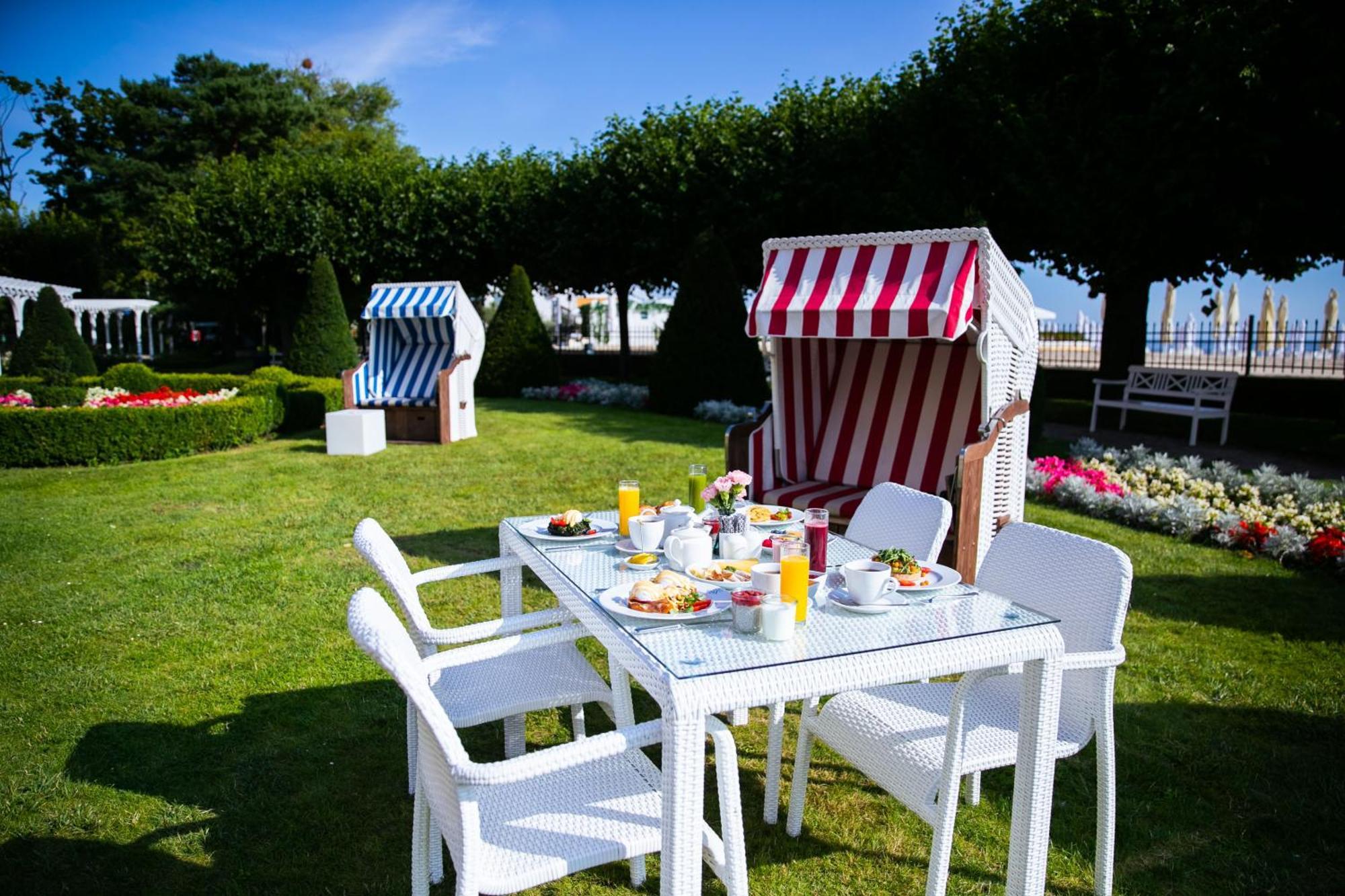 소피텔 그랜드 소폿 호텔 소포트 외부 사진 The beach chairs in the hotel's garden
